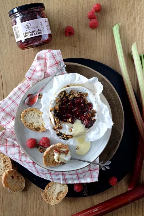 Camembert rôti à la confiture de framboise-rhubarbe, chips de pain et granola aux graines confiture artisanale plantivore