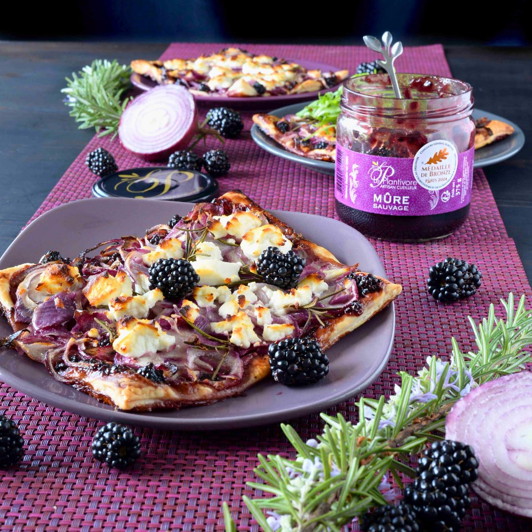 Tarte oignons rouge fromage de chèvre et confiture de mure