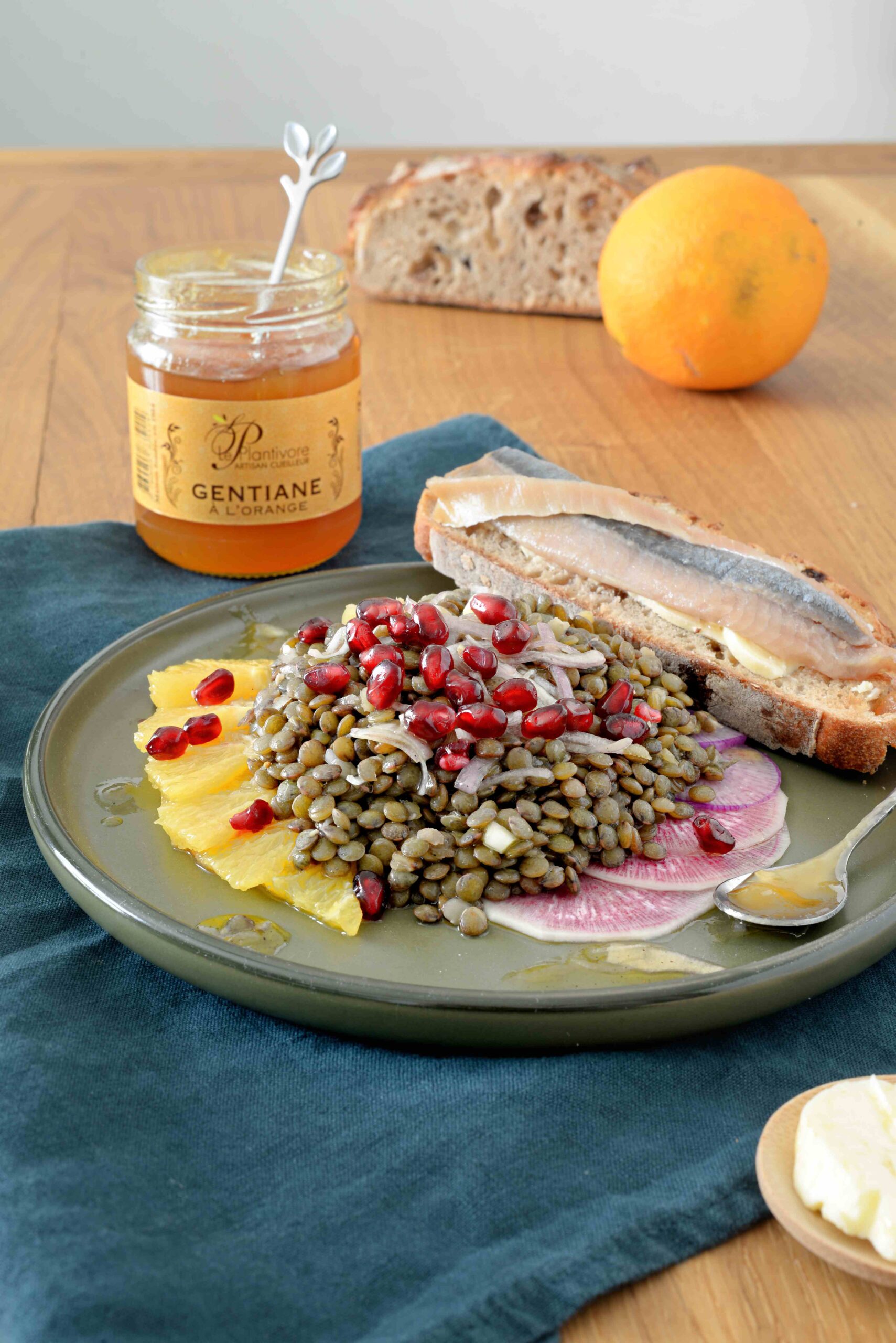 Salade de lentilles, hareng fumé et Vinaigrette et Tartine de gelée d'Orange et Gentiane