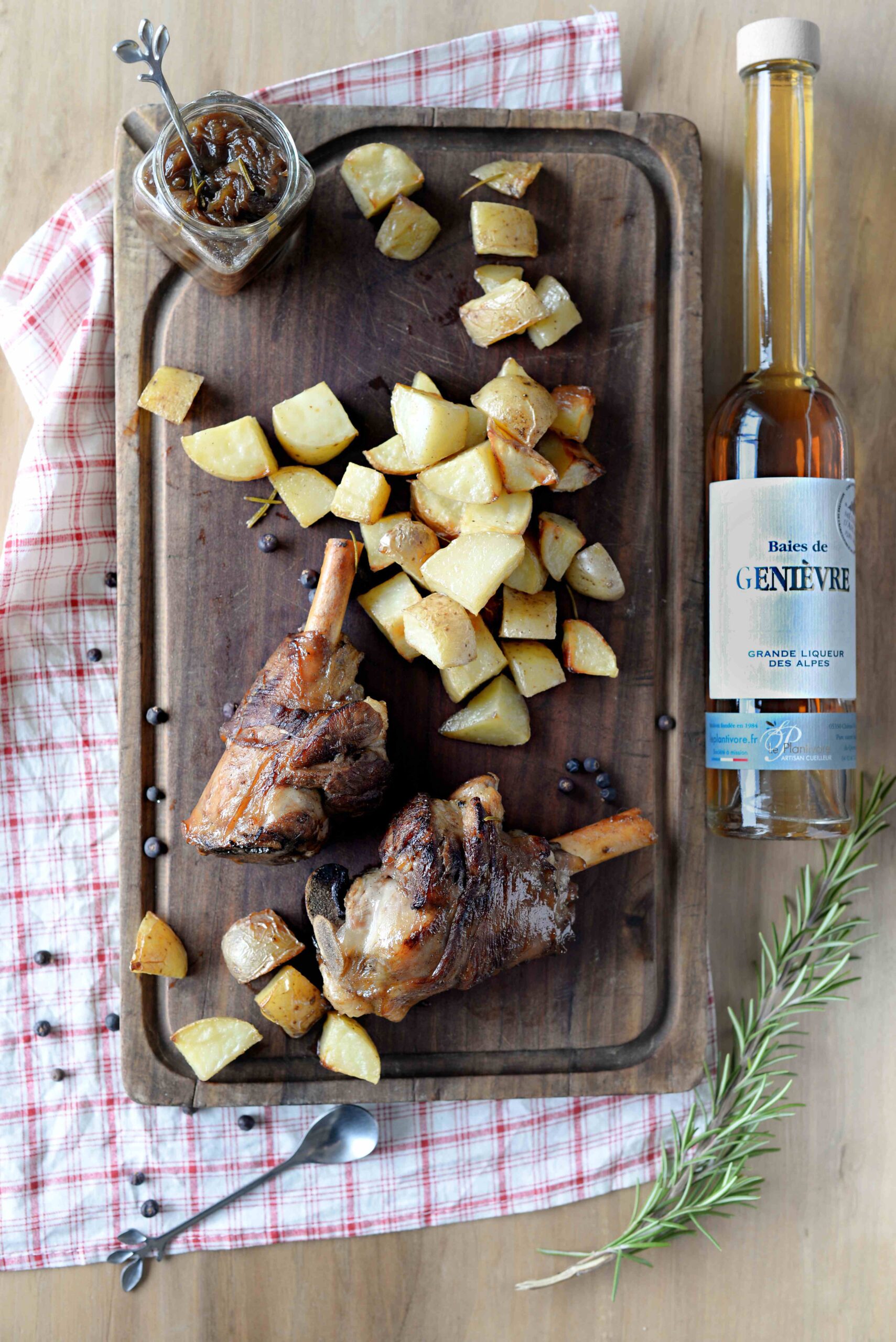 Souris d'agneau confite à la Liqueur de Baies de Genièvre Pommes de terre rôties au Romarin