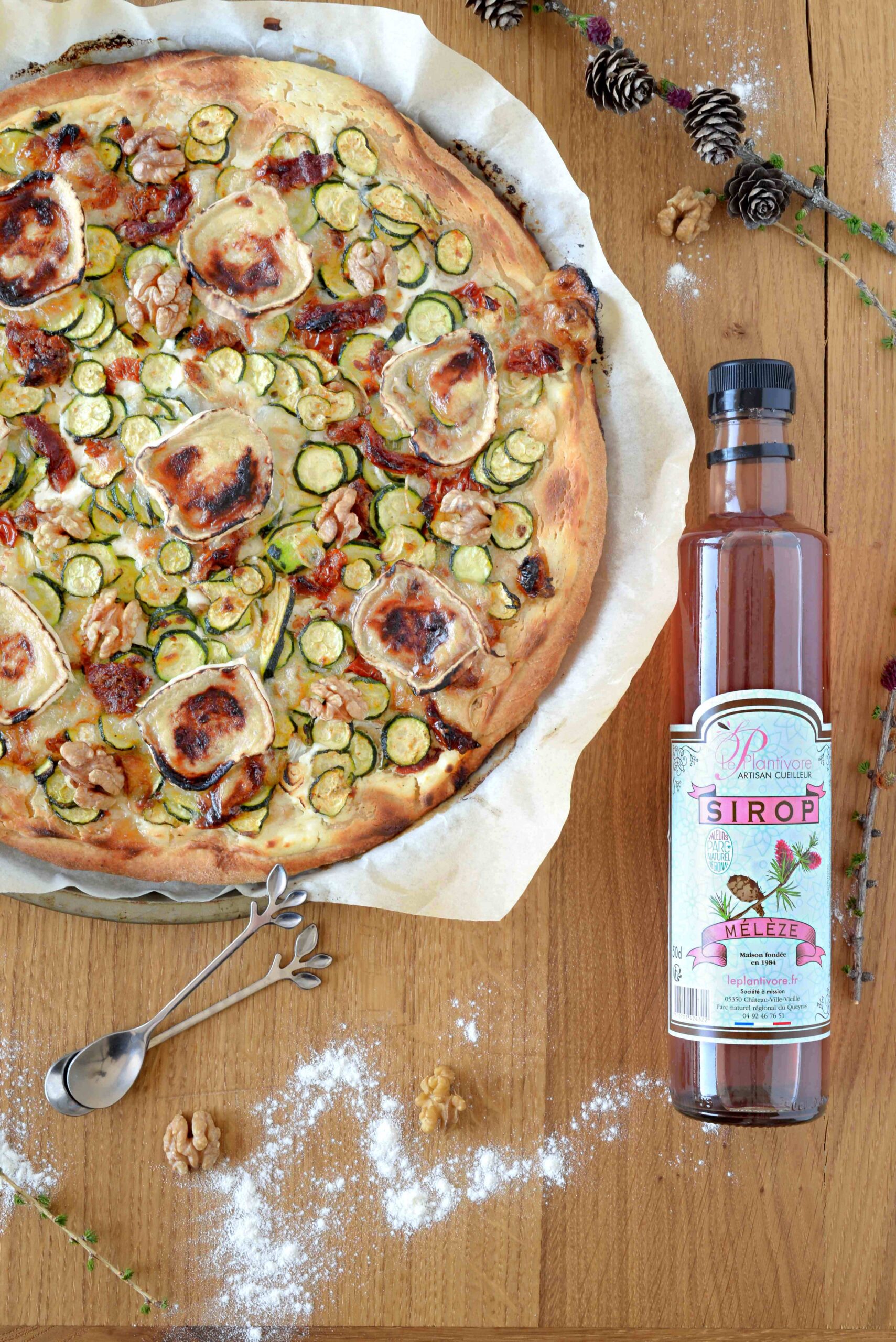 Pizza au chèvre, courgettes & oignon nouveau, noix et sirop de Mélèze
