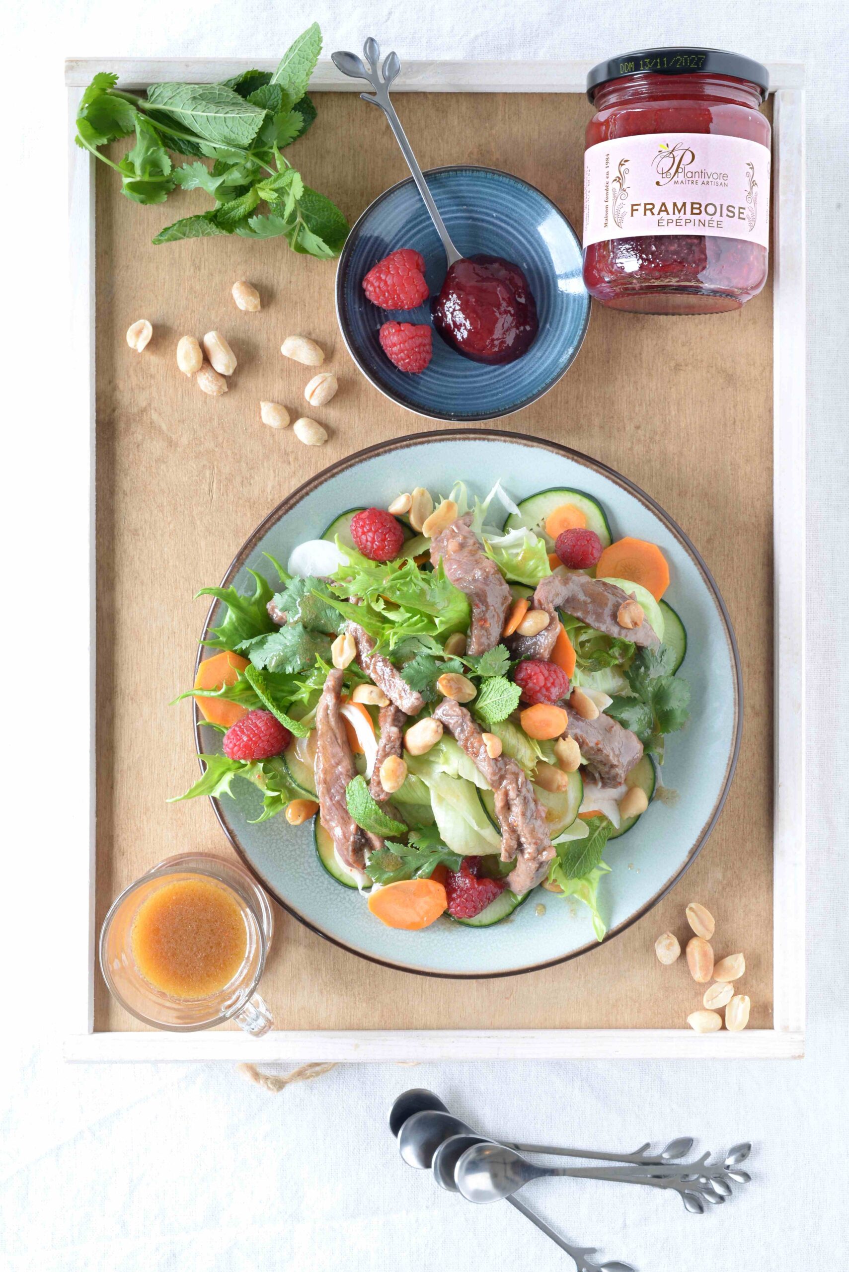 Salade estivale au Bœuf mariné & confiture de Framboise épépinée, citron vert, Piment d’Espelette et herbes folles du jardin