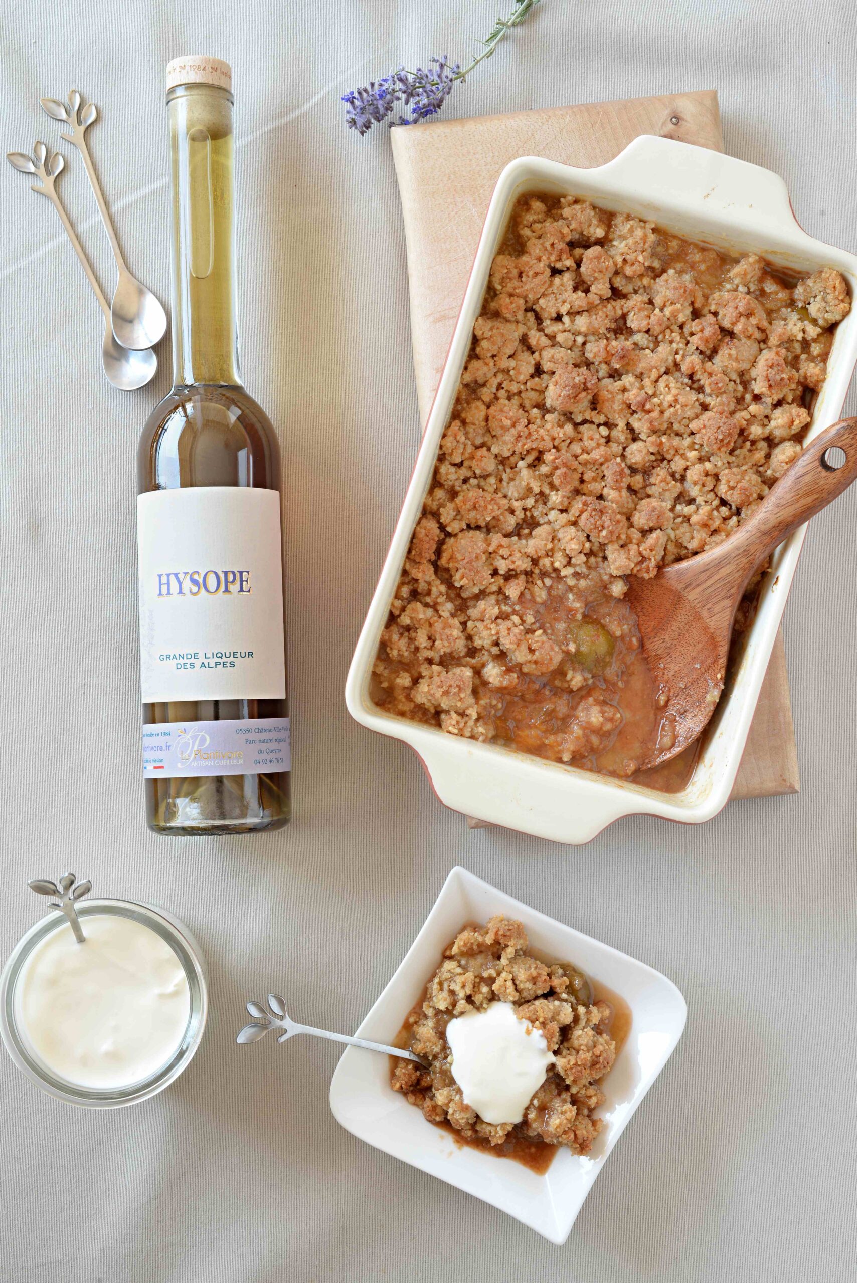 Crumble aux prunes et crème épaisse à la Liqueur d&rsquo;Hysope